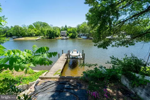 555 Riverside Dr, Pasadena, MD 21122