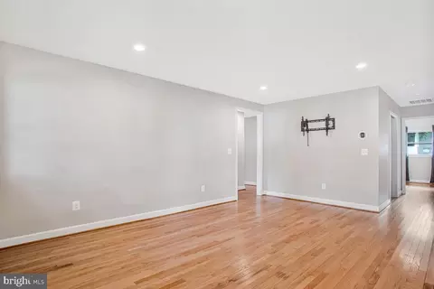 Living - 1533 Wakefield Rd, Edgewater, MD 21037 photo 3 of 5