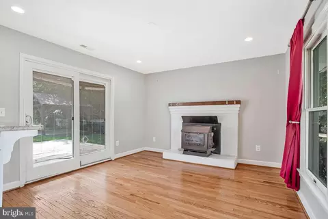 Living - 1533 Wakefield Rd, Edgewater, MD 21037 photo 2 of 5