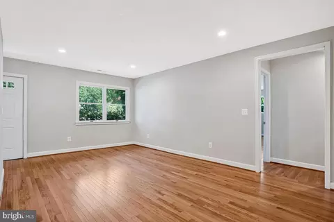 Living - 1533 Wakefield Rd, Edgewater, MD 21037 photo 4 of 5