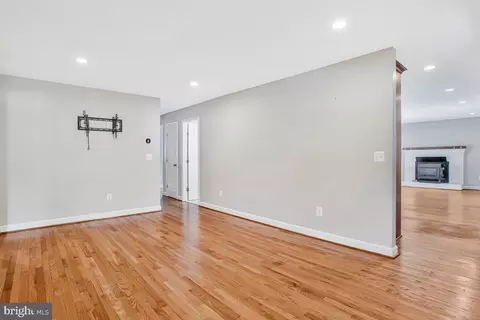 Living - 1533 Wakefield Rd, Edgewater, MD 21037 photo 5 of 5