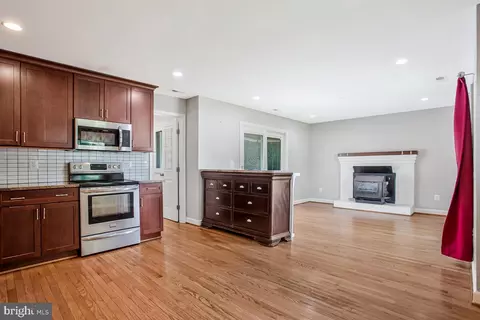 Living - 1533 Wakefield Rd, Edgewater, MD 21037 photo 1 of 5