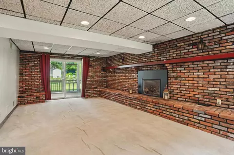 Living - 30 Pennsylvania Ave, Edgewater, MD 21037 photo 5 of 7