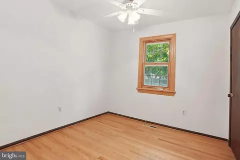 Bedroom - 30 Pennsylvania Ave, Edgewater, MD 21037 photo 5 of 5