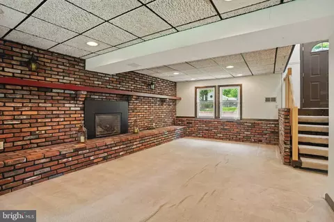 Living - 30 Pennsylvania Ave, Edgewater, MD 21037 photo 7 of 7