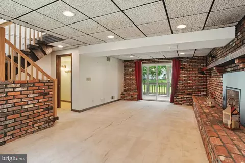 Living - 30 Pennsylvania Ave, Edgewater, MD 21037 photo 6 of 7