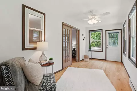 Entry Way - 30 Pennsylvania Ave, Edgewater, MD 21037 photo 3 of 4