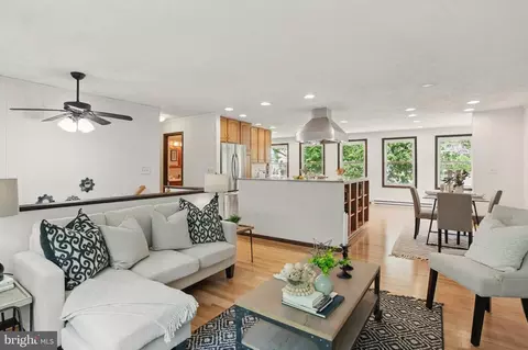 Living - 30 Pennsylvania Ave, Edgewater, MD 21037 photo 3 of 7