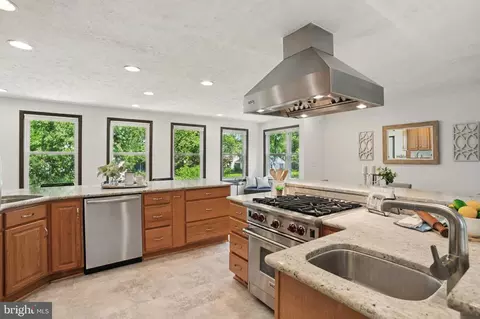 Kitchen - 30 Pennsylvania Ave, Edgewater, MD 21037 photo 4 of 5
