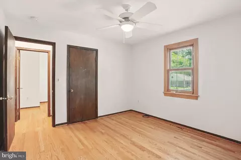 Bedroom - 30 Pennsylvania Ave, Edgewater, MD 21037 photo 4 of 5