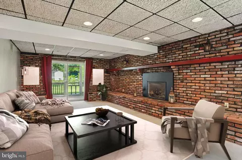 Living - 30 Pennsylvania Ave, Edgewater, MD 21037 photo 4 of 7