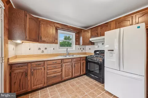 Kitchen - 225 Dunlap Rd, Pasadena, MD 21122 photo 2 of 3