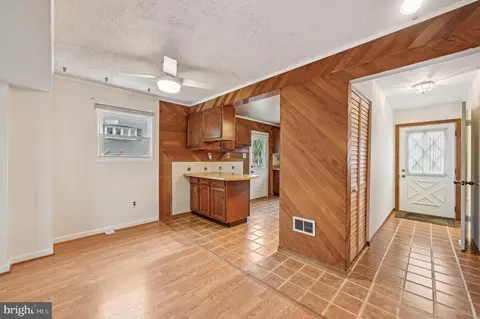 Entry Way - 225 Dunlap Rd, Pasadena, MD 21122 photo 2 of 4