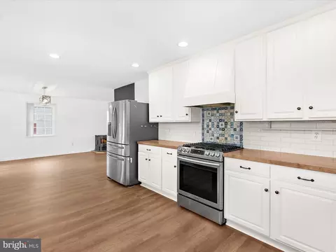 Kitchen - 8475 Sexton Rd, Pasadena, MD 21122 photo 7 of 8