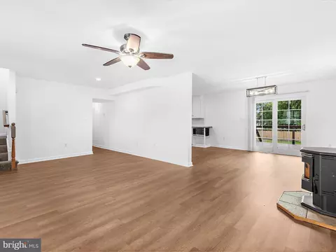 Living - 8475 Sexton Rd, Pasadena, MD 21122 photo 6 of 15