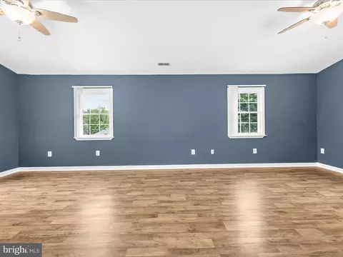Living - 8475 Sexton Rd, Pasadena, MD 21122 photo 9 of 15