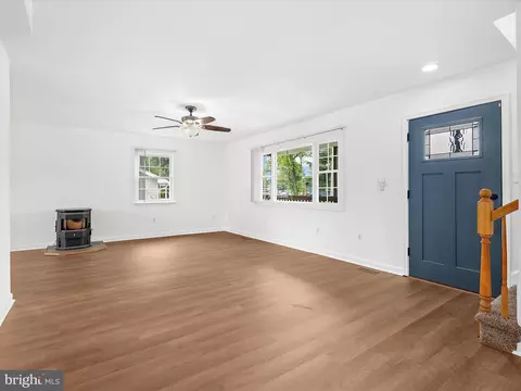 Living - 8475 Sexton Rd, Pasadena, MD 21122 photo 4 of 15