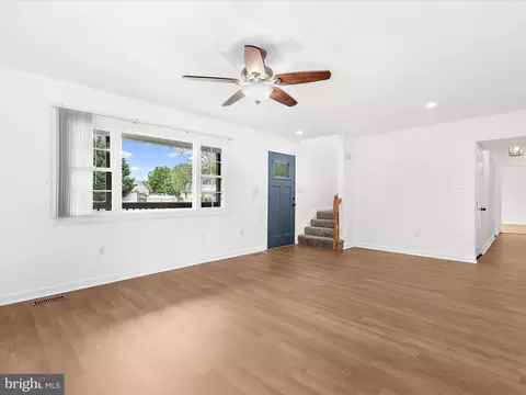 Living - 8475 Sexton Rd, Pasadena, MD 21122 photo 3 of 15