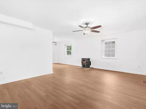 Living - 8475 Sexton Rd, Pasadena, MD 21122 photo 5 of 15