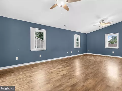 Living - 8475 Sexton Rd, Pasadena, MD 21122 photo 10 of 15