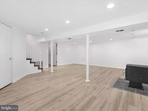 Living - 8475 Sexton Rd, Pasadena, MD 21122 photo 14 of 15