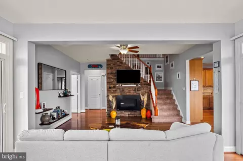 Entry Way - 7802 Harbor Rd, Pasadena, MD 21122 photo 1 of 5