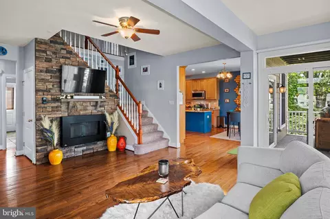 Entry Way - 7802 Harbor Rd, Pasadena, MD 21122 photo 2 of 5