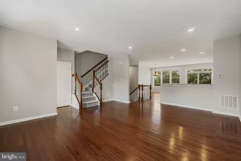 Living - 860 Nancy Lynn Ln, Arnold, MD 21012 photo 2 of 4