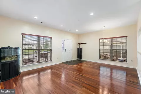 Living - 2009 Braley Point Ct, Odenton, MD 21113 photo 2 of 5