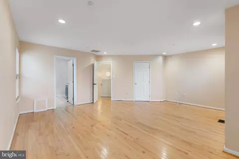 Living - 2009 Braley Point Ct, Odenton, MD 21113 photo 4 of 5