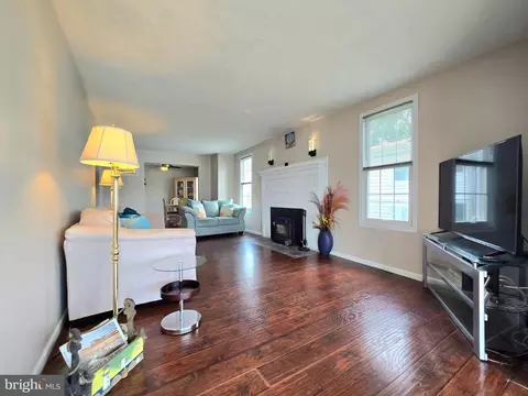 Living - 336 Bar Harbor Rd, Pasadena, MD 21122 photo 3 of 5