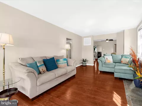 Living - 336 Bar Harbor Rd, Pasadena, MD 21122 photo 2 of 5
