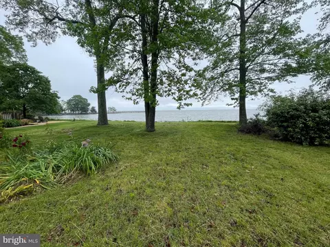 5235 Al Jones Dr, Shady Side, MD 20764