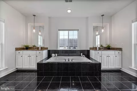 Bath - 2000 Monticello Dr, Annapolis, MD 21401 photo 2 of 8