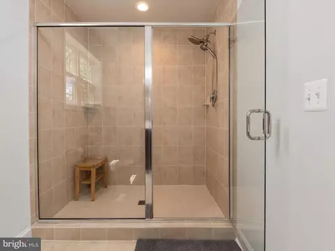 Bath - 933 Winding Rd, Edgewater, MD 21037 photo 3 of 4