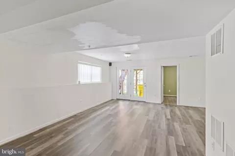 Living - 1562 Falling Brook Ct, Odenton, MD 21113 photo 4 of 5
