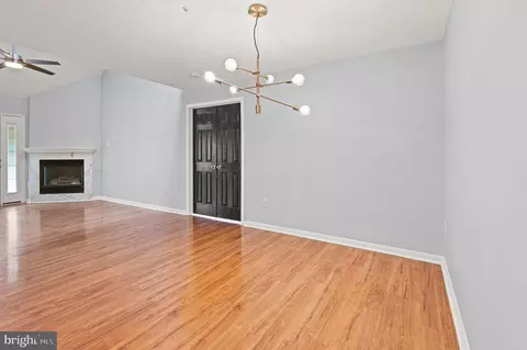 Living - 2000 Phillips Ter #12, Annapolis, MD 21401 photo 3 of 10