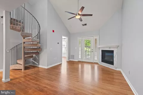 Living - 2000 Phillips Ter #12, Annapolis, MD 21401 photo 2 of 10