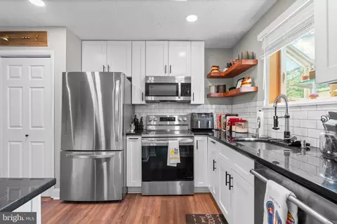 Kitchen - 300 Tennessee Ave, Pasadena, MD 21122 photo 3 of 5