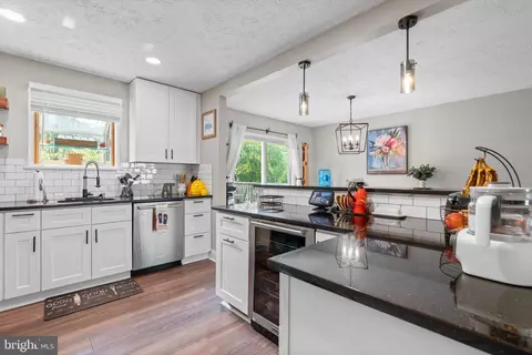 Kitchen - 300 Tennessee Ave, Pasadena, MD 21122 photo 2 of 5