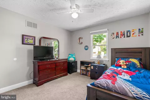 Bedroom - 300 Tennessee Ave, Pasadena, MD 21122 photo 4 of 7