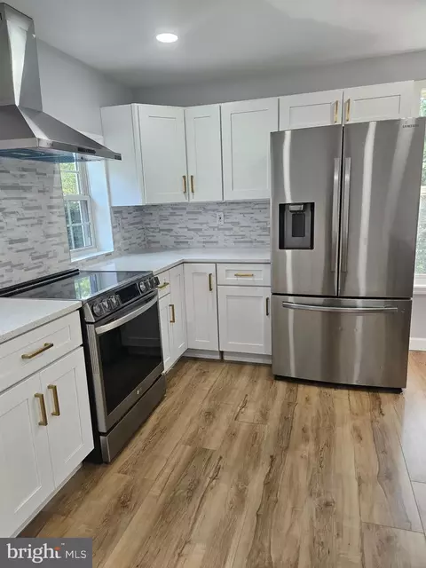 Kitchen - 7618 Paradise Beach Rd, Pasadena, MD 21122 photo 4 of 5