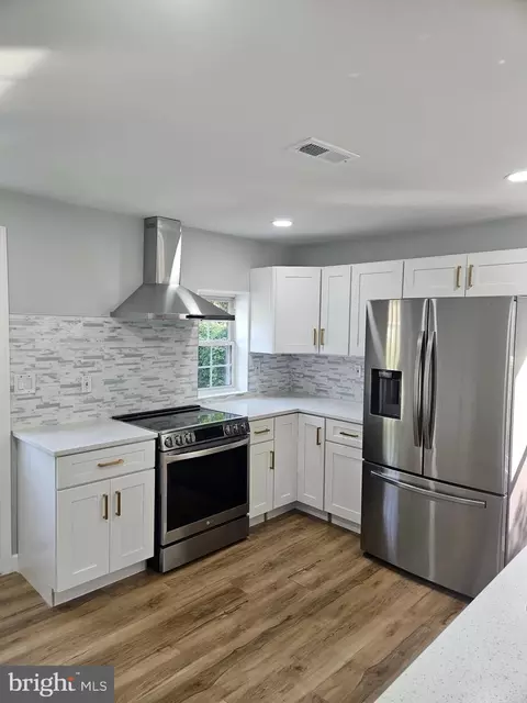 Kitchen - 7618 Paradise Beach Rd, Pasadena, MD 21122 photo 5 of 5