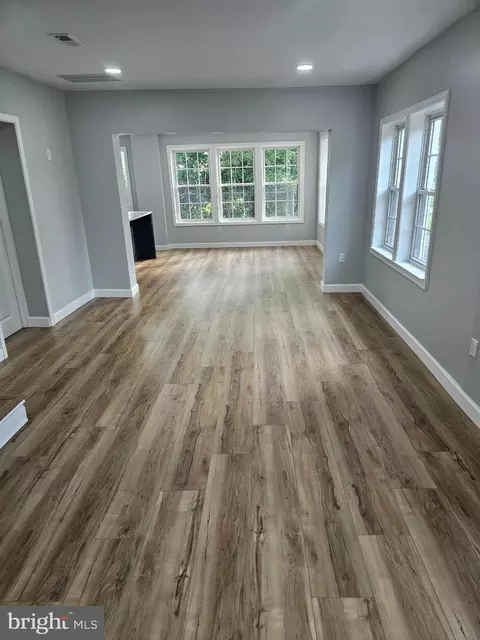 Entry Way - 7618 Paradise Beach Rd, Pasadena, MD 21122 photo 2 of 7