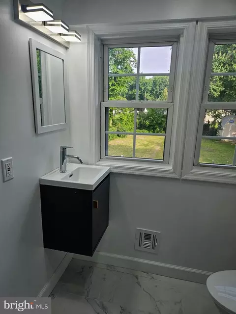 Bath - 7618 Paradise Beach Rd, Pasadena, MD 21122 photo 7 of 8