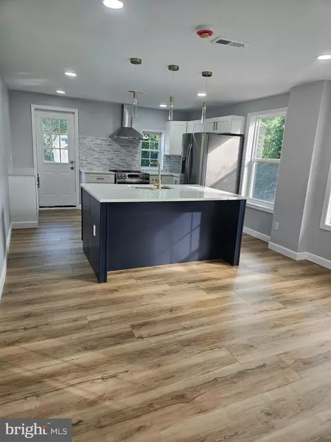 Entry Way - 7618 Paradise Beach Rd, Pasadena, MD 21122 photo 3 of 7