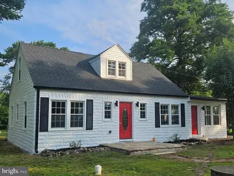 Exterior - 7618 Paradise Beach Rd, Pasadena, MD 21122 photo 2 of 6