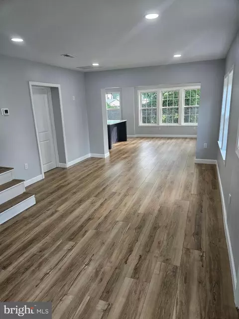 Entry Way - 7618 Paradise Beach Rd, Pasadena, MD 21122 photo 1 of 7
