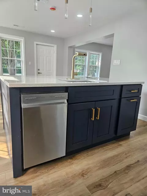 Kitchen - 7618 Paradise Beach Rd, Pasadena, MD 21122 photo 2 of 5