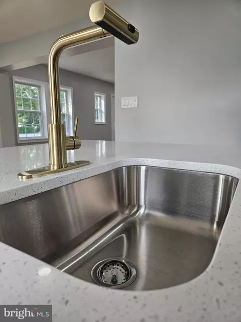 Kitchen - 7618 Paradise Beach Rd, Pasadena, MD 21122 photo 3 of 5
